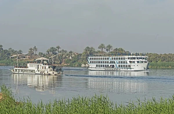 Two large touristic cruise boats traveling along the river Nile — Stock Photo, Image