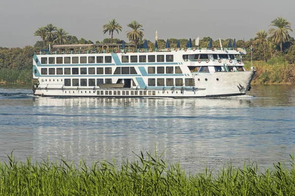 Gran crucero turístico que viaja a lo largo del río Nilo —  Fotos de Stock