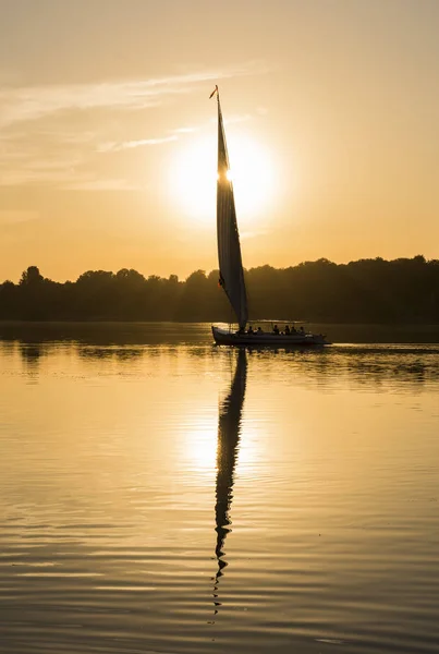 Традиційний силует вітрильних човнів на заході сонця — стокове фото