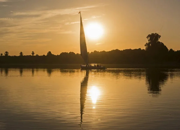 Silhueta de barco à vela felluca tradicional ao pôr-do-sol — Fotografia de Stock