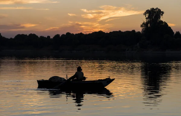 Silhouette traditionnelle de pêcheur égyptien bedouin au coucher du soleil — Photo