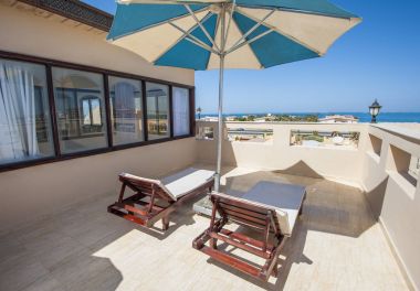 Çatı Teras şezlonglarla lüks daire