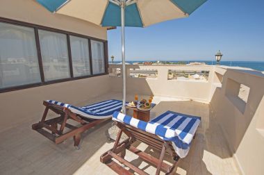 Çatı Teras şezlonglarla lüks daire