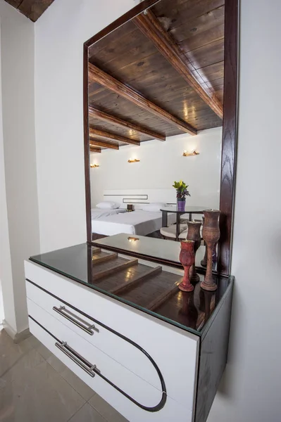 Kaptafel lades in slaapkamer appartement — Stockfoto