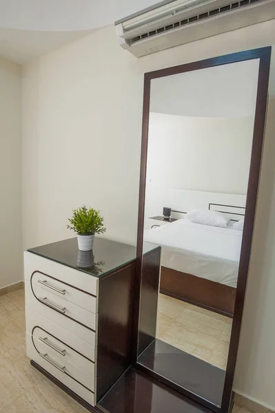 Kaptafel commode in slaapkamer appartement — Stockfoto