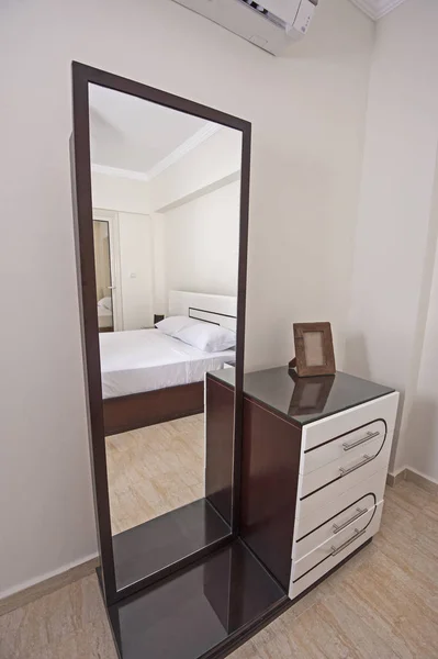 Toalettbord byrå i lägenhet sovrum — Stockfoto