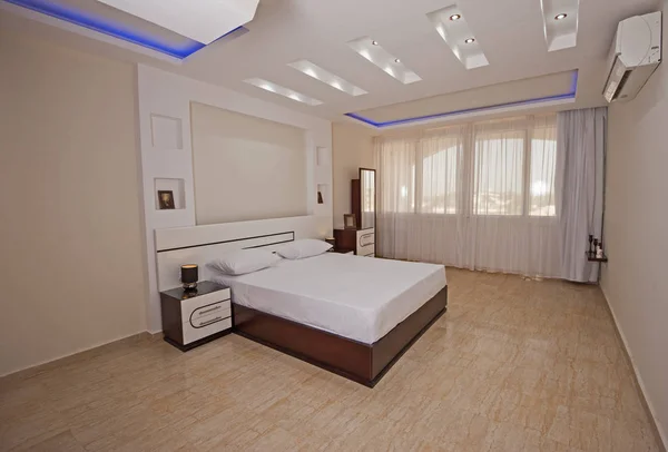 Дизайн интерьера спальни в доме — стоковое фото