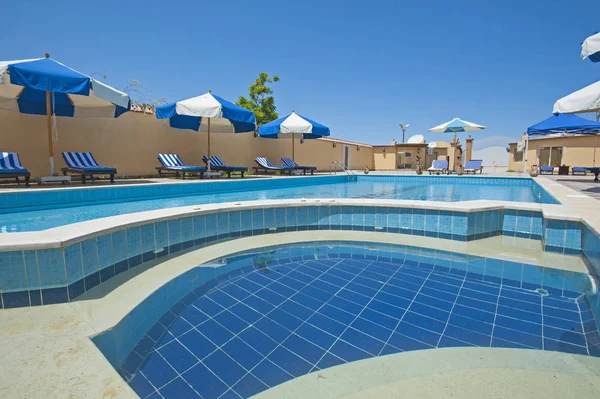 Piscina en una villa de vacaciones tropicales de lujo —  Fotos de Stock