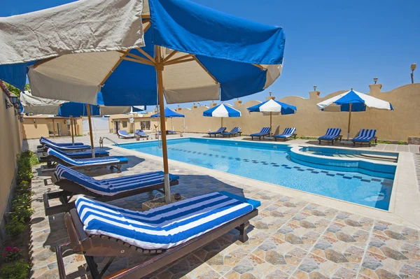 Piscina en una villa de vacaciones tropicales de lujo —  Fotos de Stock