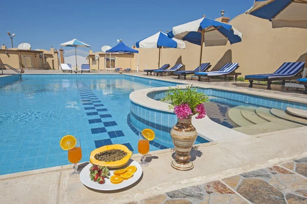 在豪华热带度假别墅酒店的游泳池 — 图库照片