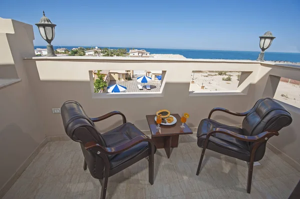 Vista desde el balcón del apartamento sobre el horizonte oceánico tropical — Foto de Stock