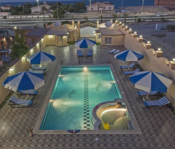 Vista aérea de la villa tropical de vacaciones piscina en la noche — Foto de Stock