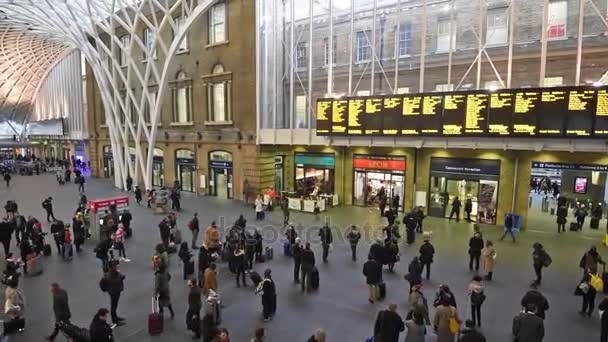 London Kings Cross İstasyonu commuters çalışmaya seyahat ile — Stok video