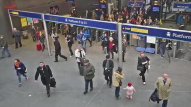 London Kings Cross İstasyonu commuters çalışmaya seyahat ile