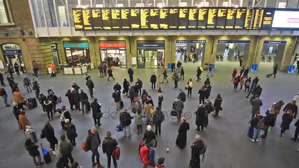 London Kings Cross station s dojíždějících do práce na cestách — Stock video