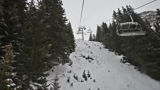 Viajando por um vale alpino de montanha no inverno em teleférico de esqui — Vídeo de Stock