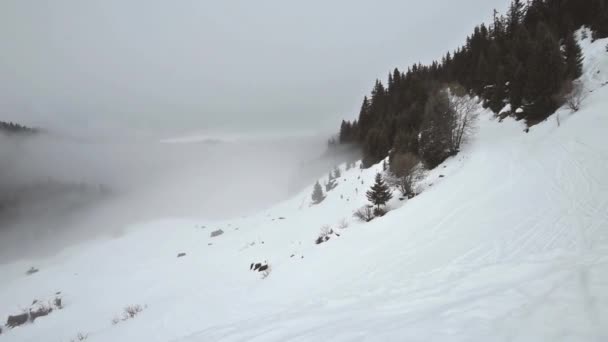 Vista panorámica de un valle montañoso con nubes bajas y cielo nublado — Vídeos de Stock