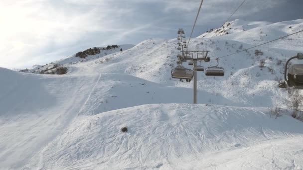 Vista de una pista de esquí alpino mientras viaja en telesilla — Vídeo de stock