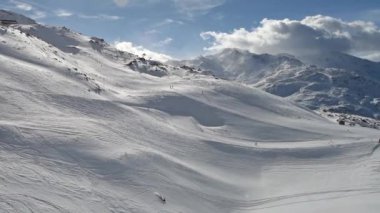 Kayakçı yokuş pist üzerinde