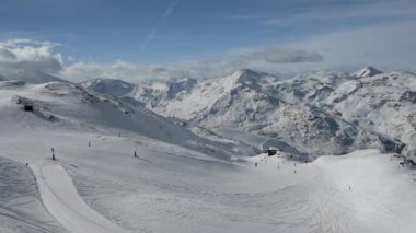 Panoramik bir vadi dağ Kayak Bakırlı ile aşağı