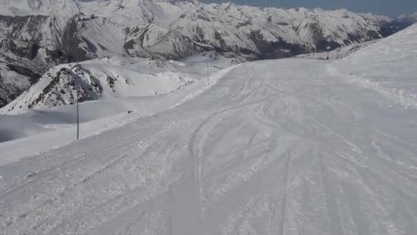 Skieurs sur piste descendant — Video