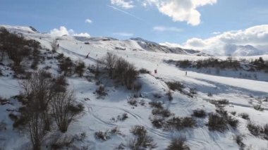 Yokuş yukarı seyahat ederken bir alpine kayak pisti havadan görünümü
