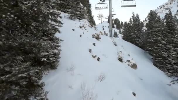 Vue d'une pente de montagne alpine pendant un voyage en télésiège — Video