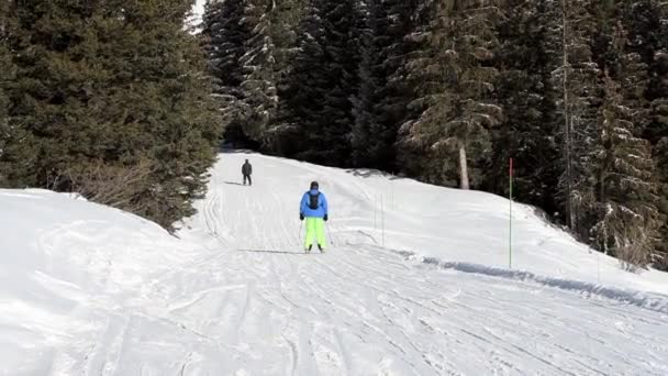 Esquiadores en pista en descenso — Vídeo de stock