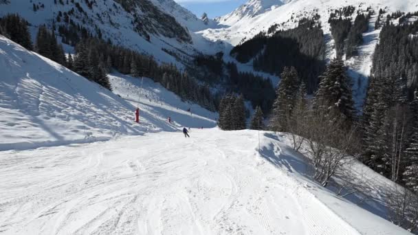 在走下坡的滑雪道上滑雪者 — 图库视频影像