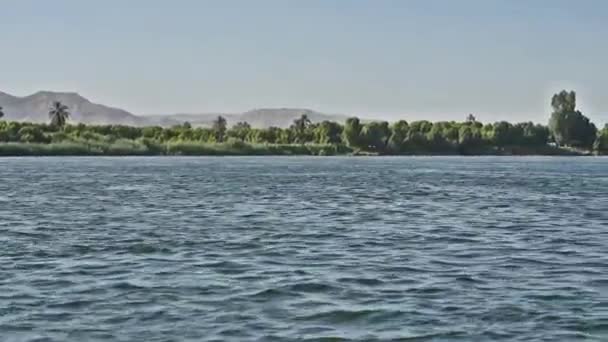 Vista del río Nilo en Egipto mostrando la orilla oeste de Luxor — Vídeos de Stock