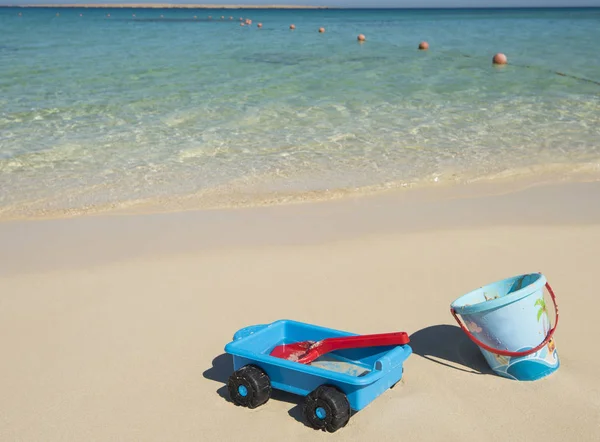 Giocattoli per bambini su una spiaggia tropicale sull'oceano — Foto Stock