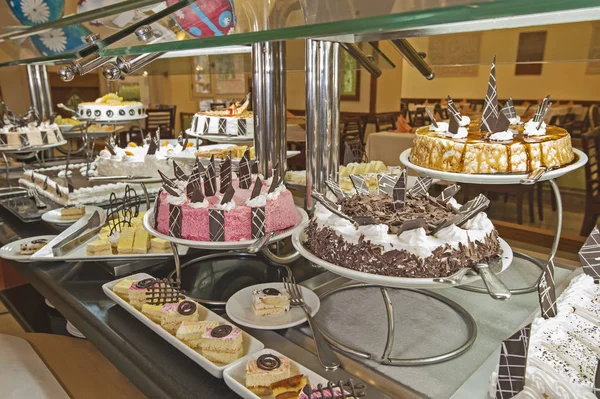Auswahl an Desserts am Buffet im Restaurant — Stockfoto