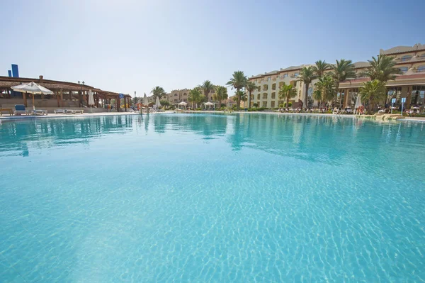 Grande piscine à l'hôtel tropical de luxe — Photo