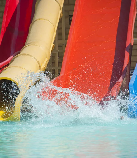 Water slides at a large swimming pool in luxury tropical hotel — Stock Photo, Image