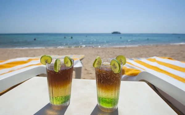 Bebidas de coquetel na praia na luxuosa praia do hotel tropical — Fotografia de Stock