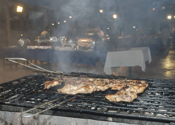 Kip koken op een grote barbecue's nachts — Stockfoto