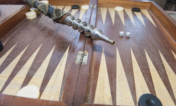 Backgammon board and shisha pipe in egyptian cafe — Stock Photo, Image