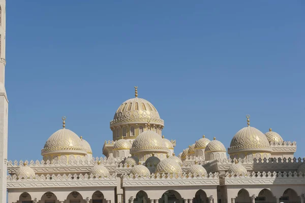 Vy av utsmyckade moskén taket med kupoler — Stockfoto