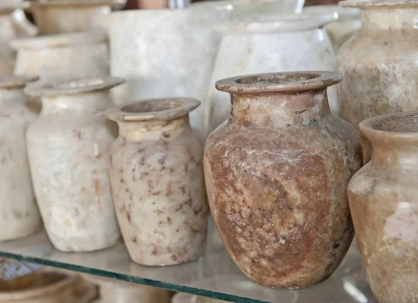 Fila de jarrones de alabastro en un mercado egipcio —  Fotos de Stock
