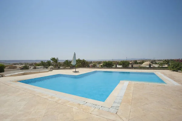 Plavecký bazén v luxusní tropické dovolené Villa — Stock fotografie