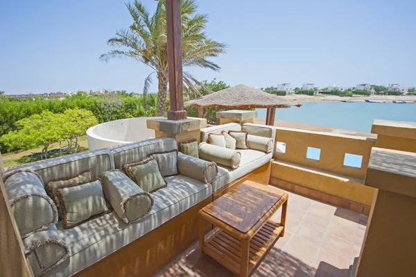 Terrasse balcon avec chaises dans un appartement de luxe tropical — Photo