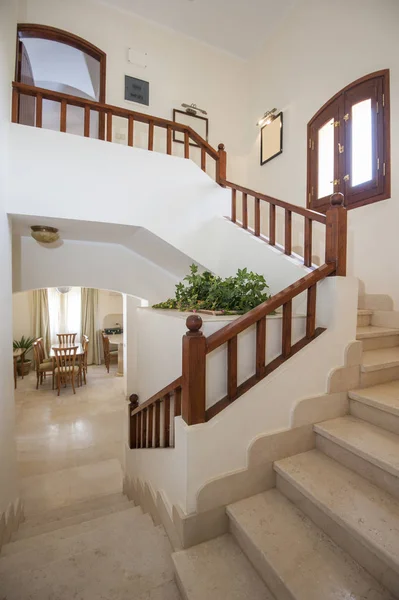 Marble staircase in luxury villa home with wooden bannister — Stock Photo, Image