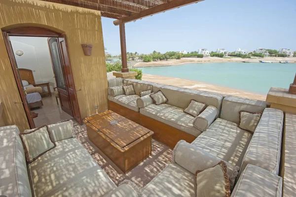 Terrasse balcon avec chaises dans un appartement de luxe tropical — Photo