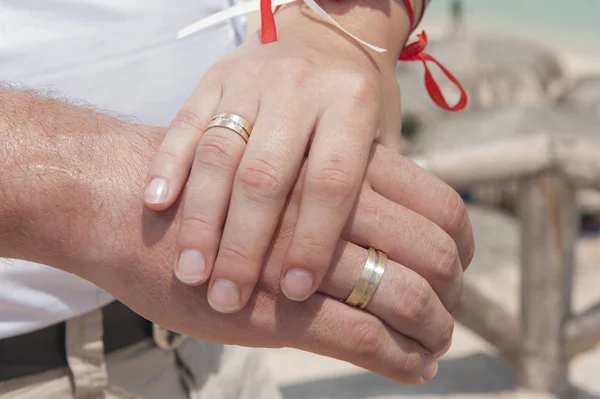 Pareja recién casada mostrando sus anillos de boda — Foto de Stock