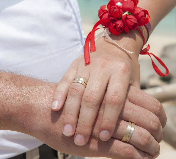 Pareja recién casada mostrando sus anillos de boda — Foto de Stock