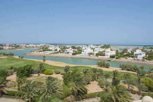 Laguna tropicale con lussuose residenze sul lungomare — Foto Stock