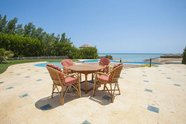 Swimmingpool in luxuriöser tropischer Ferienvilla — Stockfoto