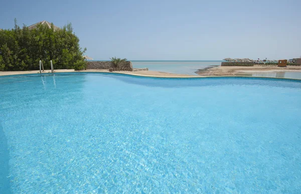 Zwembad op in luxe tropische vakantievilla — Stockfoto