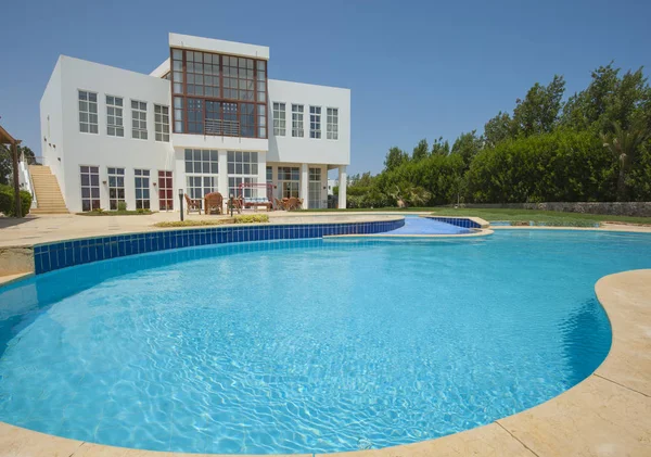 Zwembad op in luxe tropische vakantievilla — Stockfoto