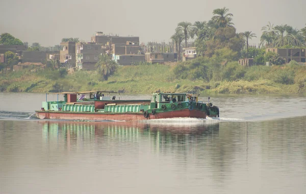 Gamla traditionella river barge reser genom landsbygdens landskap — Stockfoto